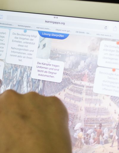 Per drag and drop ordnen die Schüler Aussagen zu konventionellen Truppen und Guerilla-Truppen zu ...