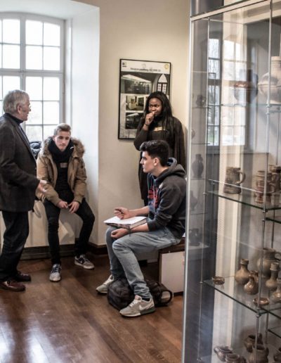 G1-2 Später geht es ins Museum, wo sich die Schüler auf Grundlage der unterschiedlichen Themen die Geschichten ausdenken.