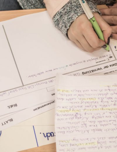 G1-3 Später werden die im Museum niedergeschriebenen Geschichten , auf Grundlage eines Formblattes, als Storyboard umgesetzt.