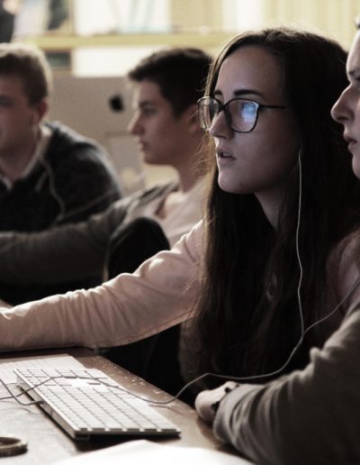 G2-5 Aus den digitalisierten Zeichnungen, den eingesprochenen Erzählertexten und den von uns vorbereiteten Sound-Dateien entstanden im Workshop acht Animationfilme.